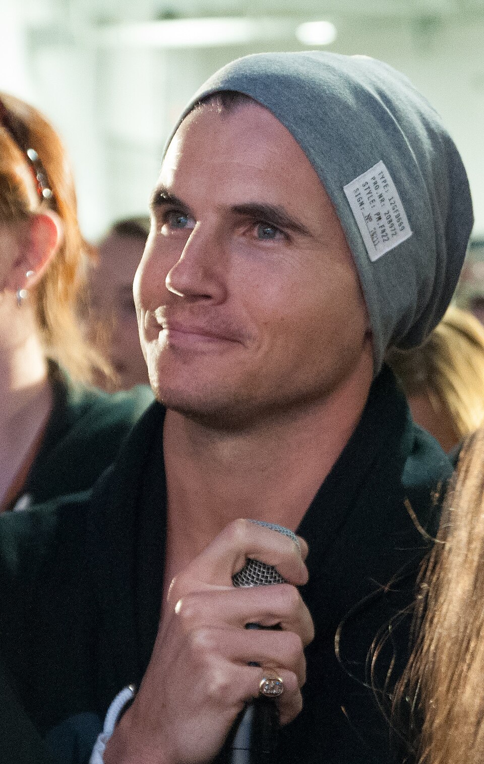 Robbie Amell 2016