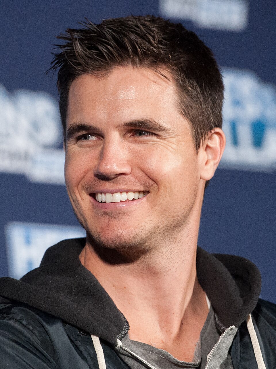 Robbie Amell 2017
